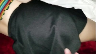 Alvó szűz iskoláslány húga kap neki szűk seggét az ujjaival